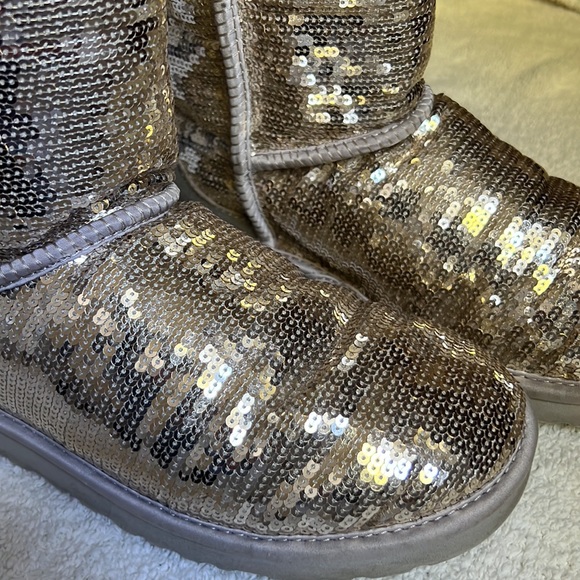 UGG Classic Short Sequin Boot - Picture 15 of 16